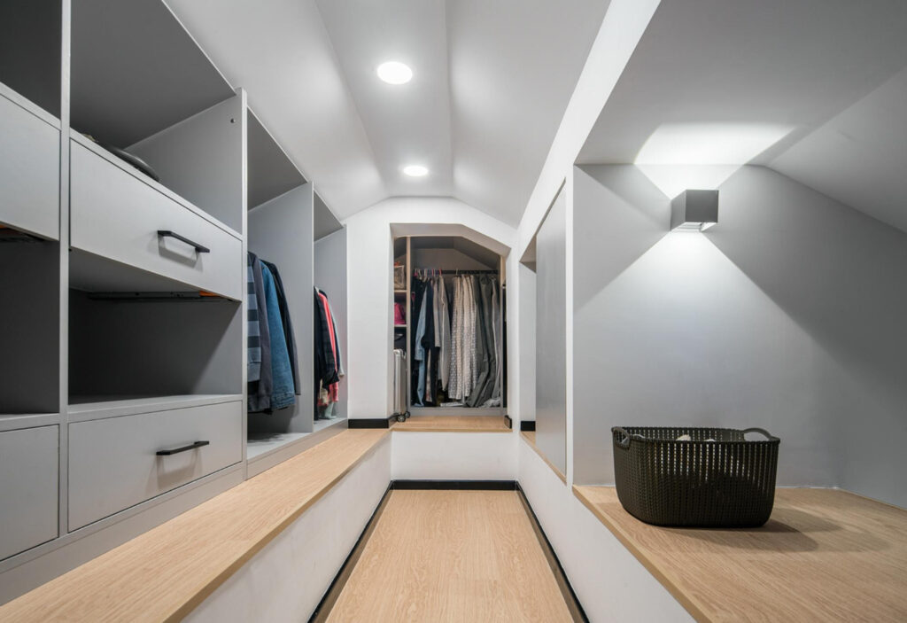 Lire la suite à propos de l’article Dressing sous pente : 7 idées pour optimiser l&rsquo;espace